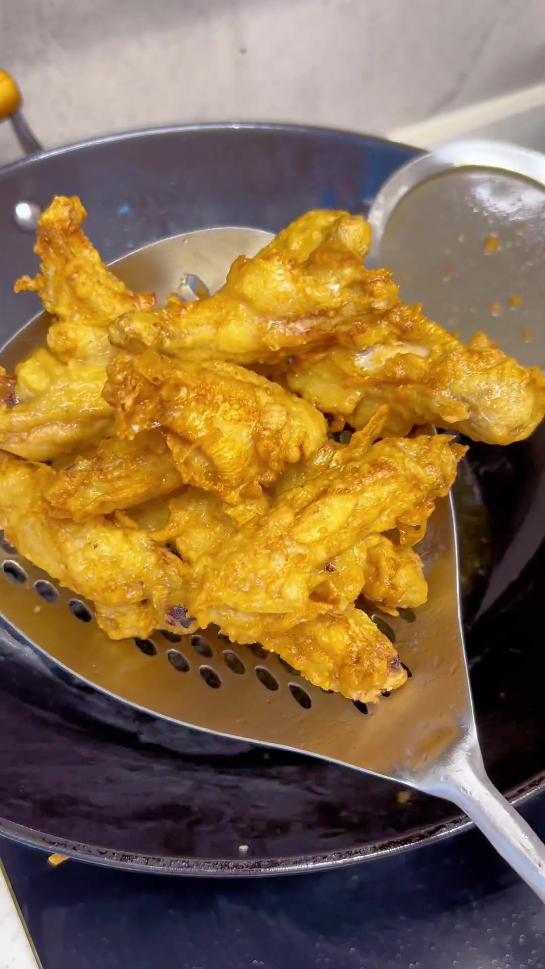 别说孩子们爱吃炸鸡翅,我也爱吃。今天做炸鸡翅饭,再搭配个裙带菜鸡蛋汤