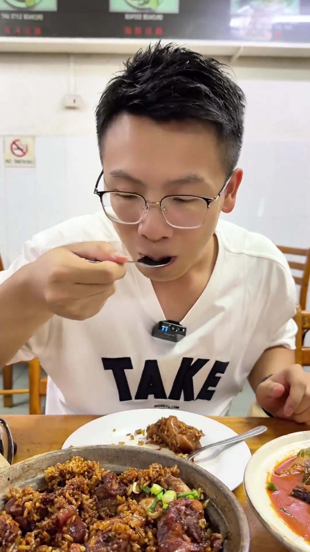 在吉隆坡开了30多年的碳火煲仔饭,采用上下盖火很特别的做法,鸡腿肉是真的嫩,只是锅底有点太