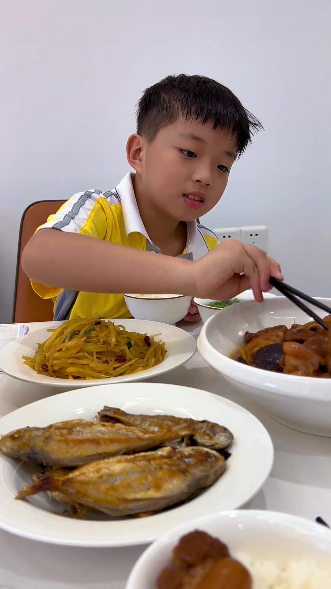 三菜一汤|家常菜分享,今天吃香菇猪脚、干煎肉鲫、酸辣土豆丝,南瓜苗肉末汤