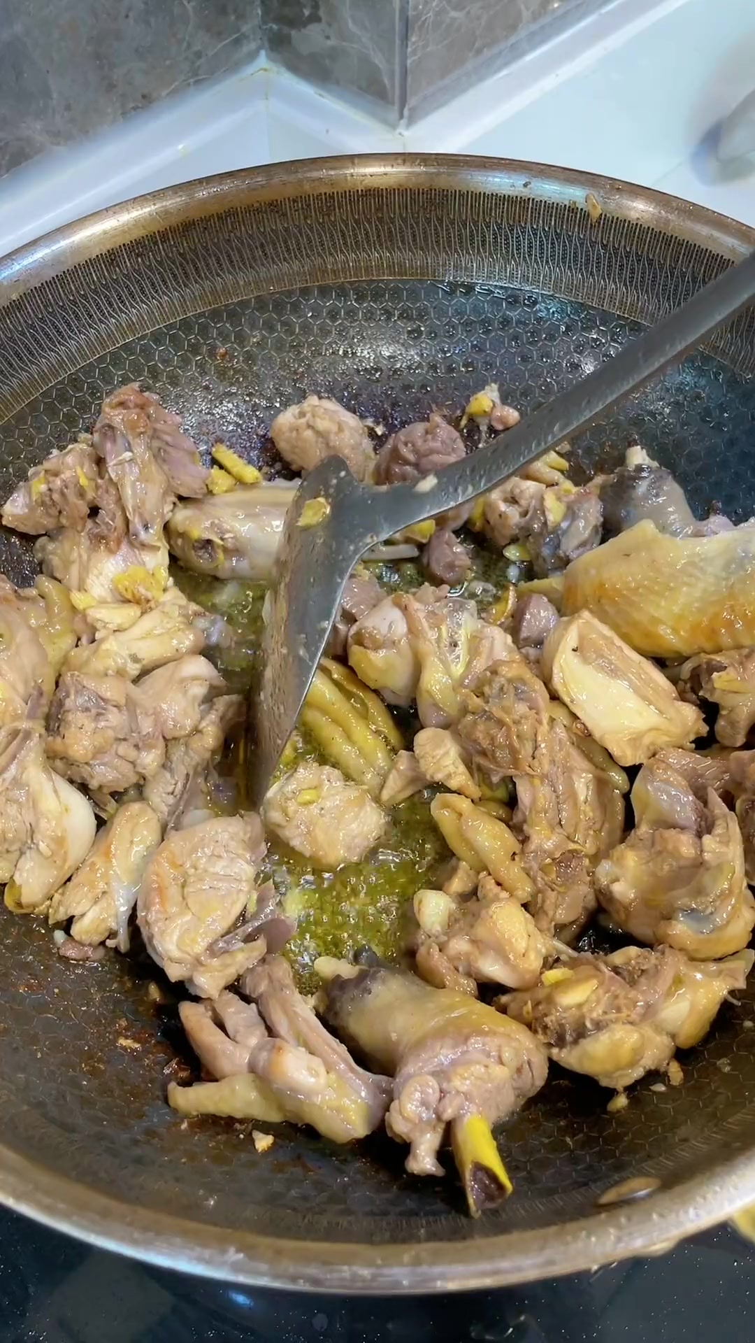 今天做一个羊肚菌全宴,特别是羊肚菌烧鸡,这样做太好吃了,麻辣鲜香,吃完留着下面更是一绝