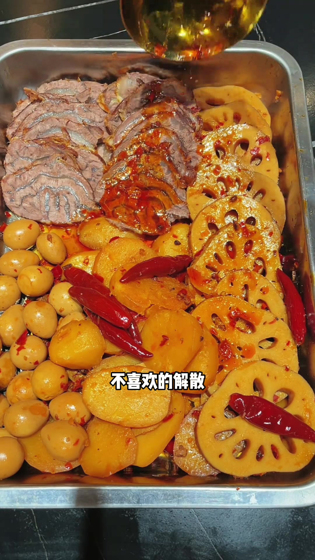 买了两根牛棒子肉,卤一锅辣卤牛肉,再给小朋友卤点五香牛肉和卤鸡爪,全家都爱吃
