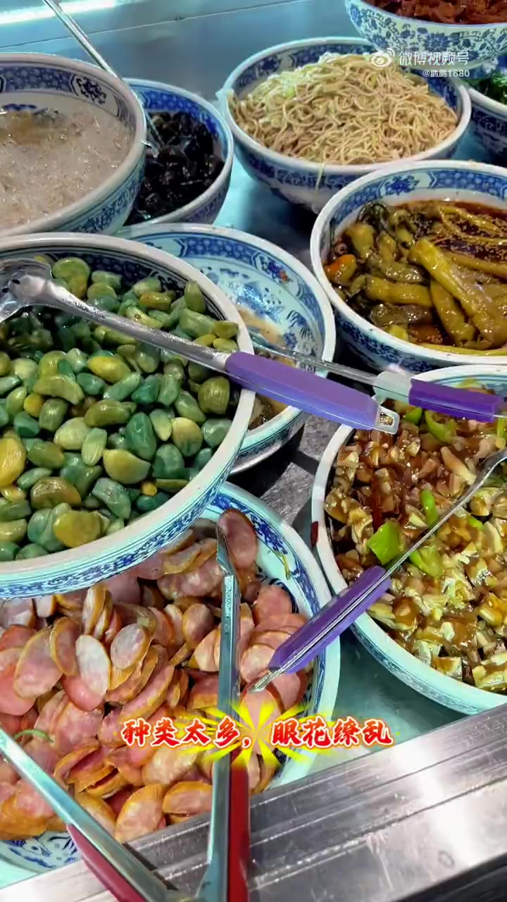 五一九市场里的明星摊位 虽然只是看着很普通的凉菜到他家就变得很好吃 尤其是碗菜,就是20多