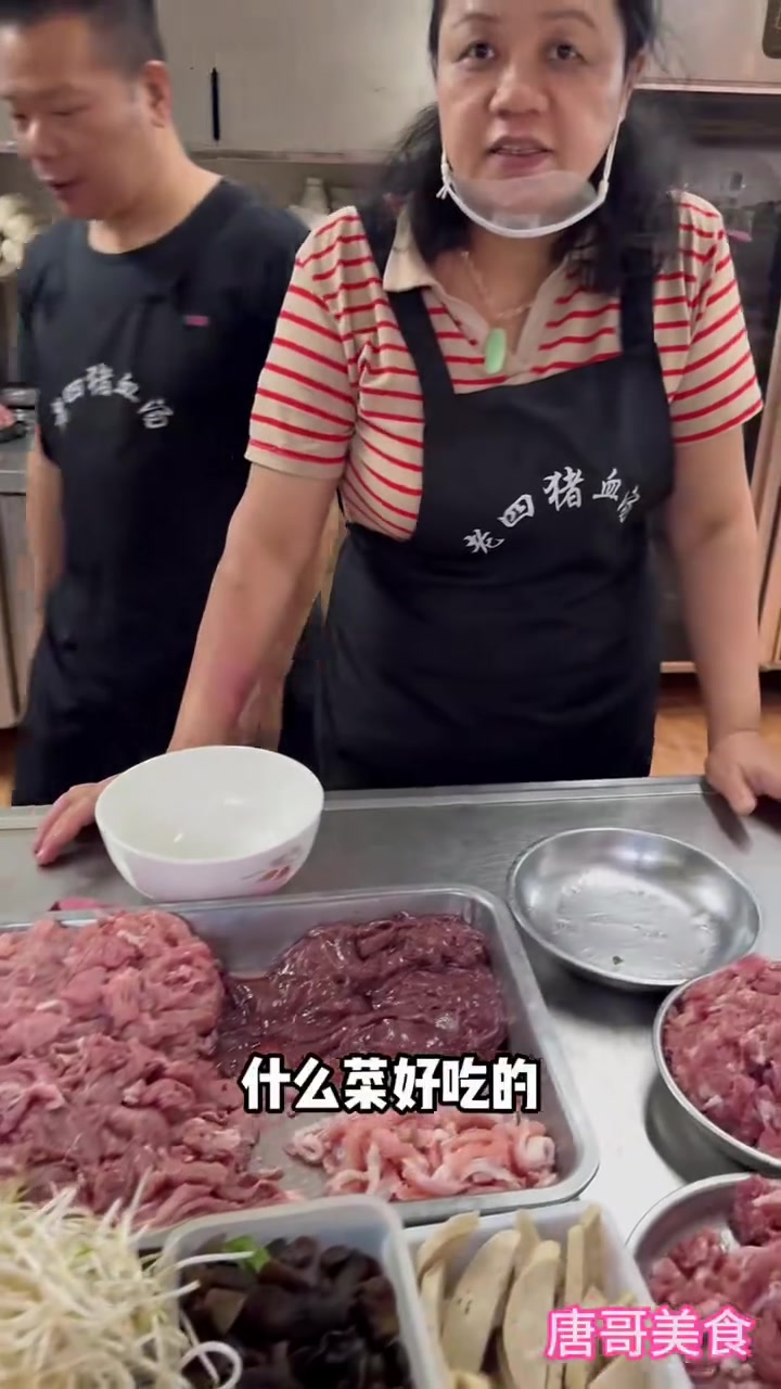 汕头大叔卖猪血30年在门口现做,30一碗,吃的过瘾!