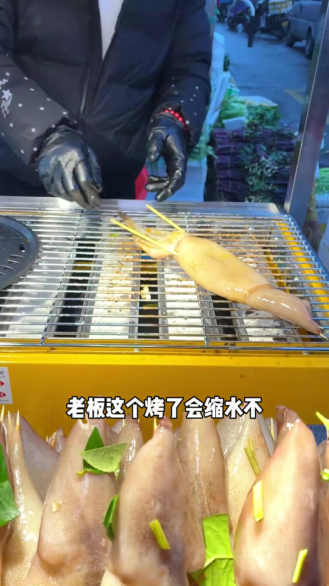 一斤一只的泰式烤鱿鱼,老板现场示范吃法,真的特别新鲜