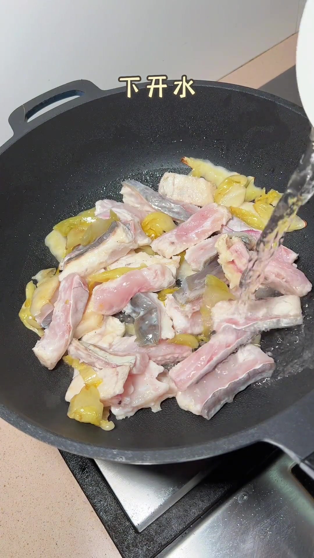 潮汕咸菜煮麻鱼,搭配蒜苗和番茄很鲜甜