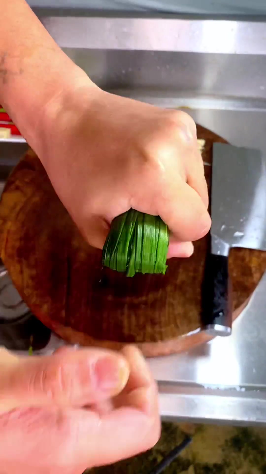 老墨：我想吃鱼了。清蒸鲈鱼像我这样做，上桌好看，吃起来也方便