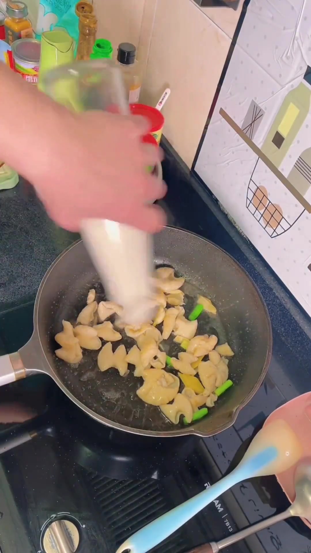 家常菜:洋葱肥肠煲,浓油赤酱