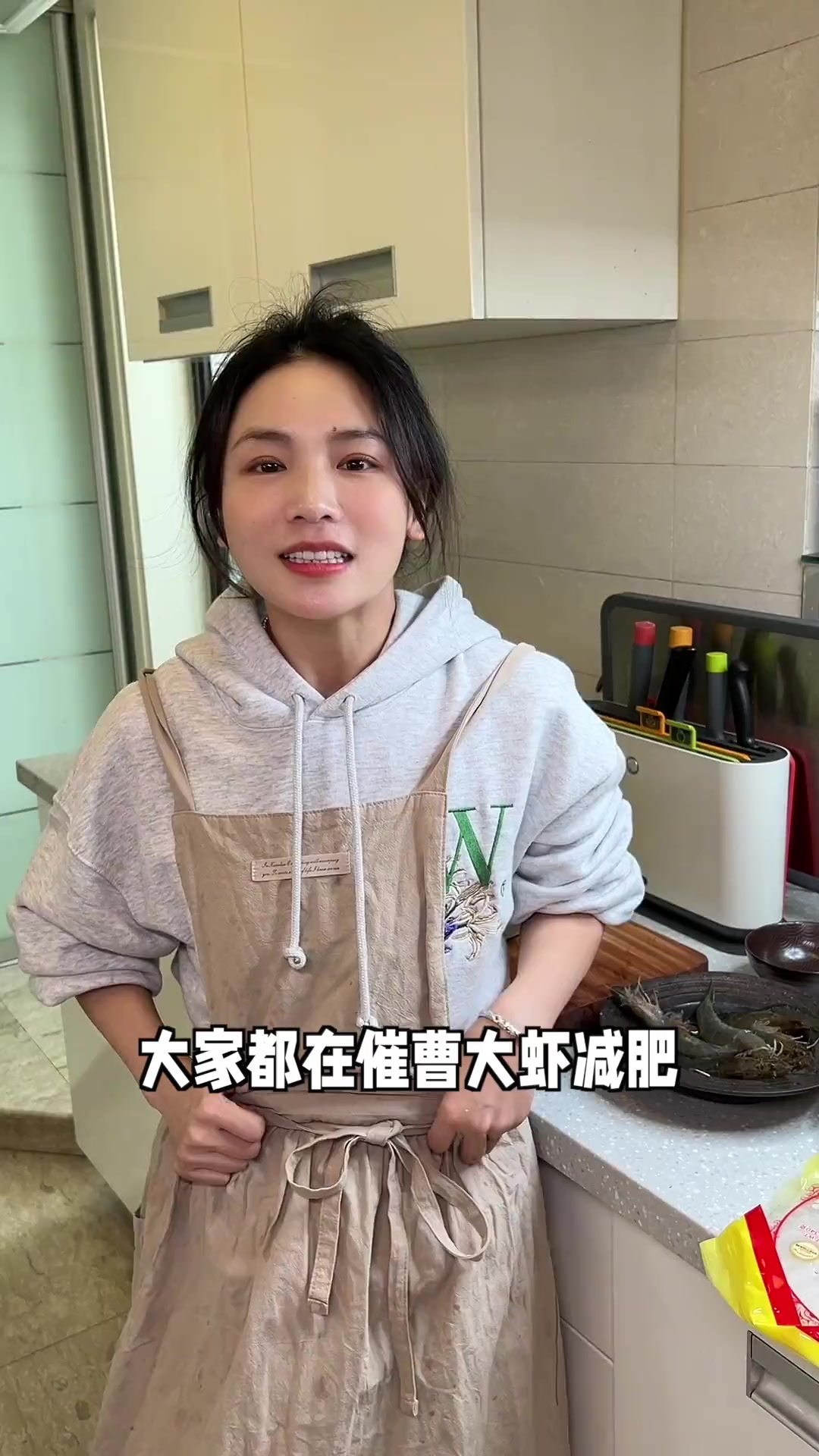 英子自制鲜虾春卷～巨好吃的掉秤神器，给曹大虾香迷糊了！