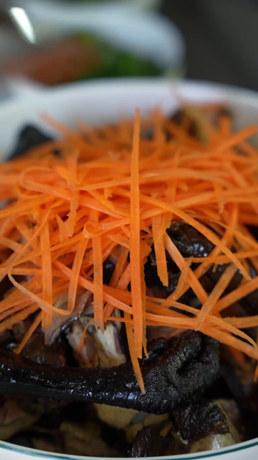 跟着小露一起烧烤,凉拌鸡的美味体验