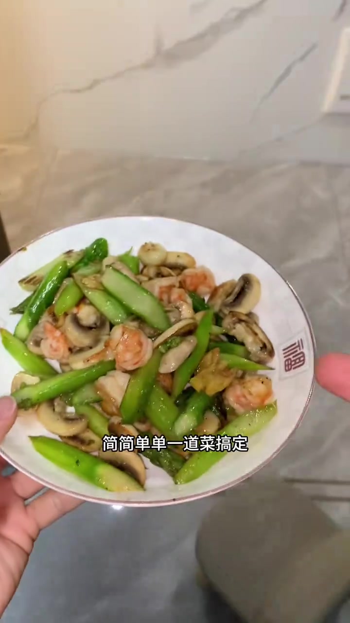 清蒸黄油鲚,吃过吗?沉浸式体验广东男下班做饭的日常!回到家,我和老虎乸都喜欢互相“抽水”。