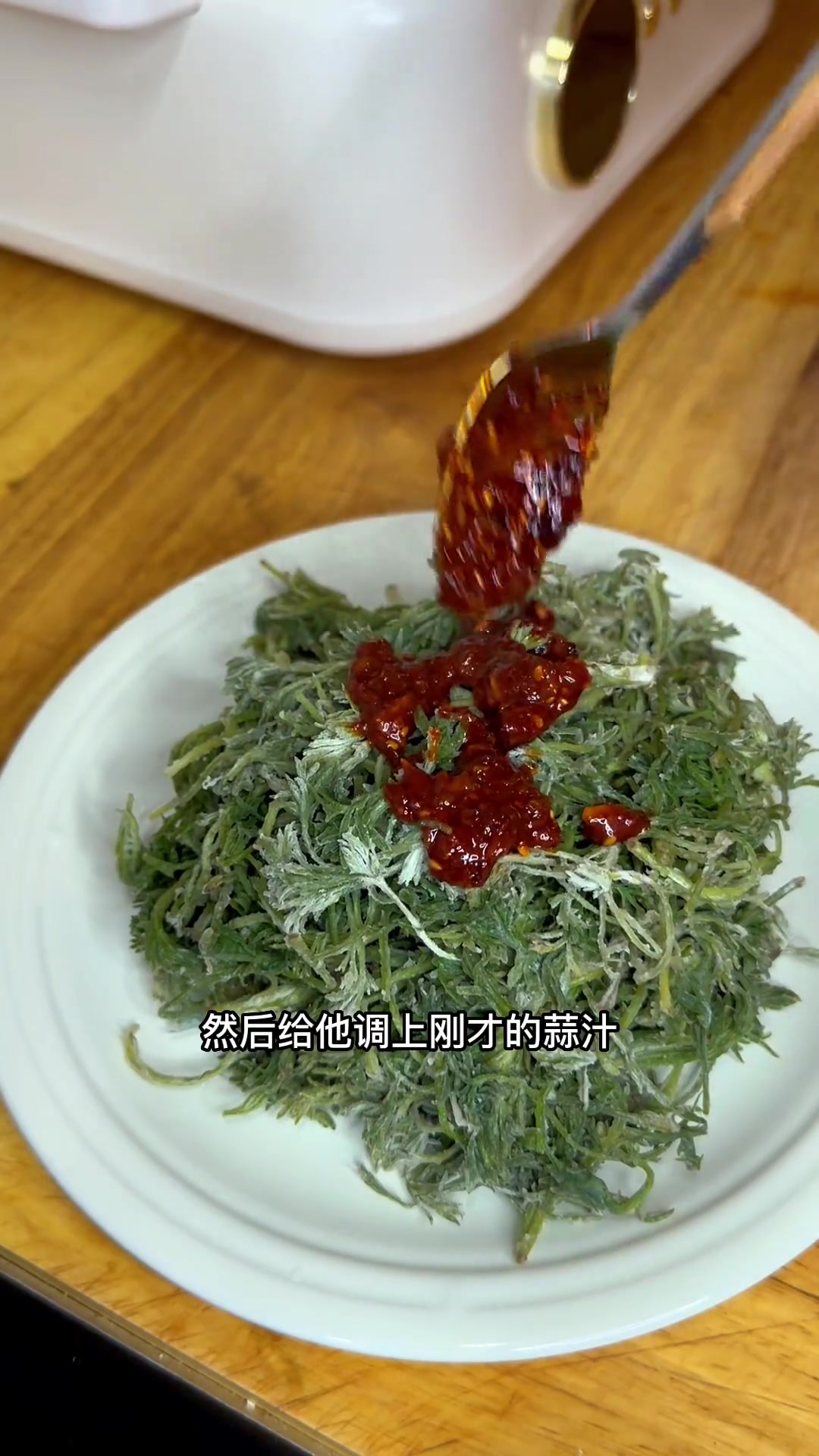 一把野菜一勺白面蒸上可真好吃，不知道这做法大家吃过没有，担心孩子不喜欢吃，还做了一锅麻辣烫