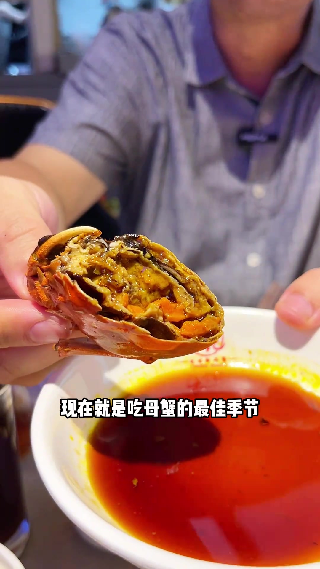 一个蟹粉汤包3只大闸蟹,结棍吧!单卖88块一只!撕开皮子蟹粉就喷薄而出,太嗲了!