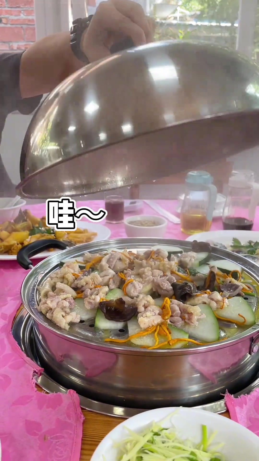 这家饭店主打桑拿鸡、无骨鱼、燎蒸鹅等顺德特色菜,对食材有一定的要求,鸡鸭鹅鱼都是自己养过的