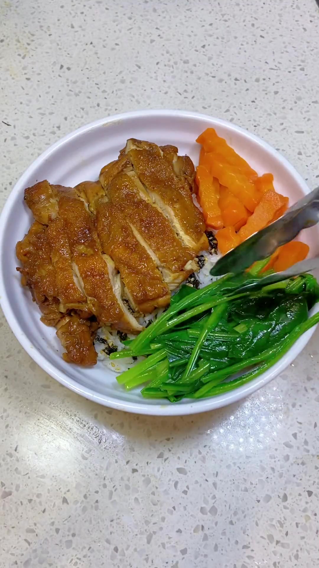 可乐鸡腿饭应该没有孩子不爱吃吧,搭配个番茄土豆腐竹汤;简单营养的一餐就完成了