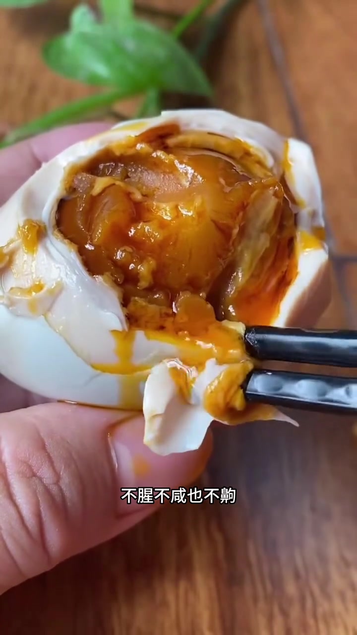 咸鸭蛋怎么挑?怎么挑选起沙流油,咸淡适中的咸鸭蛋!端午节粽子锅里煮鸭蛋!