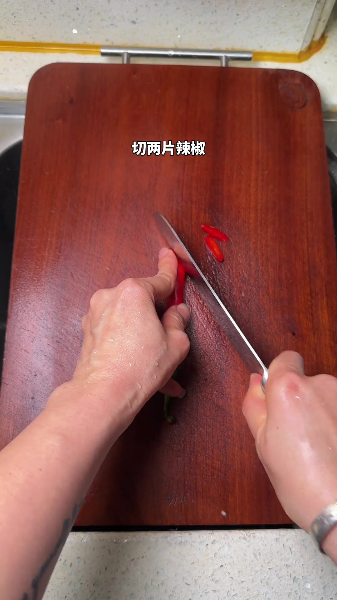 葱油鱿鱼,配上金针菇,鲜嫩多汁非常的下饭