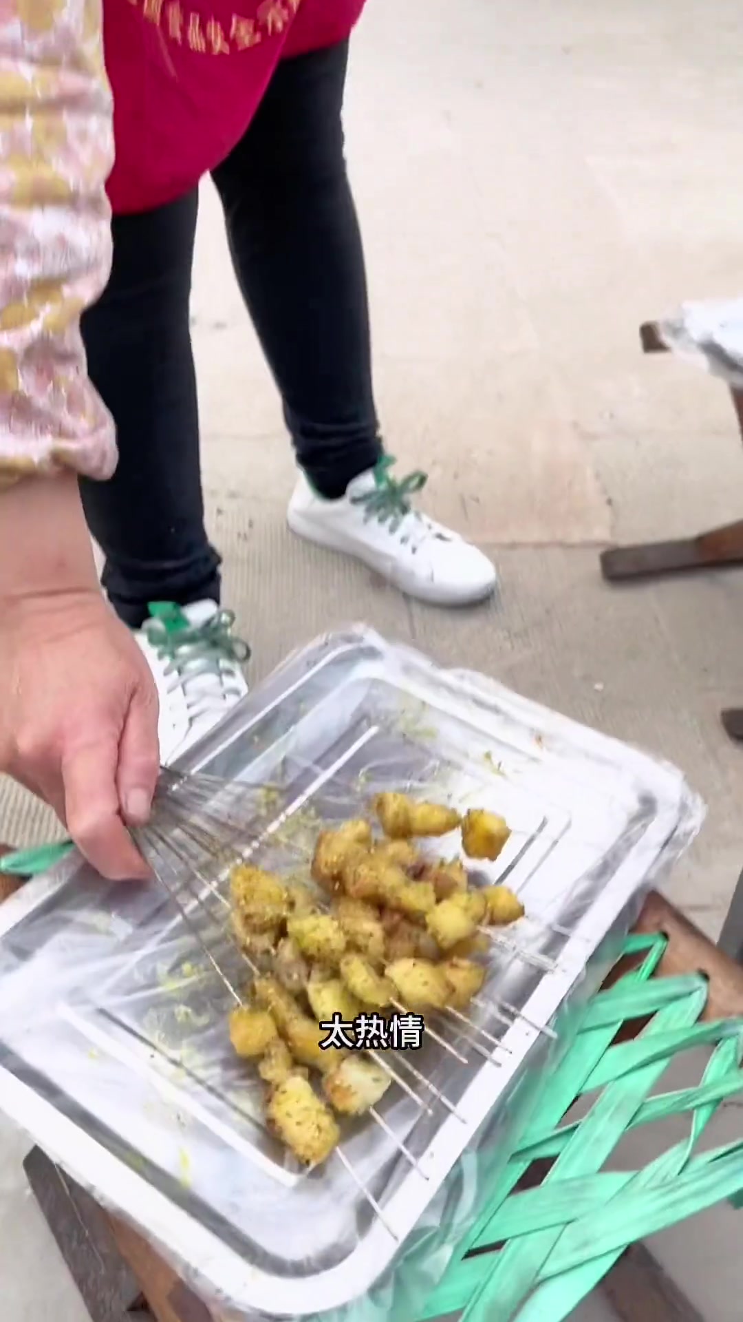 在淄博用临沂煎饼卷烤串会不会挨揍?今天这地人真的不排队啊