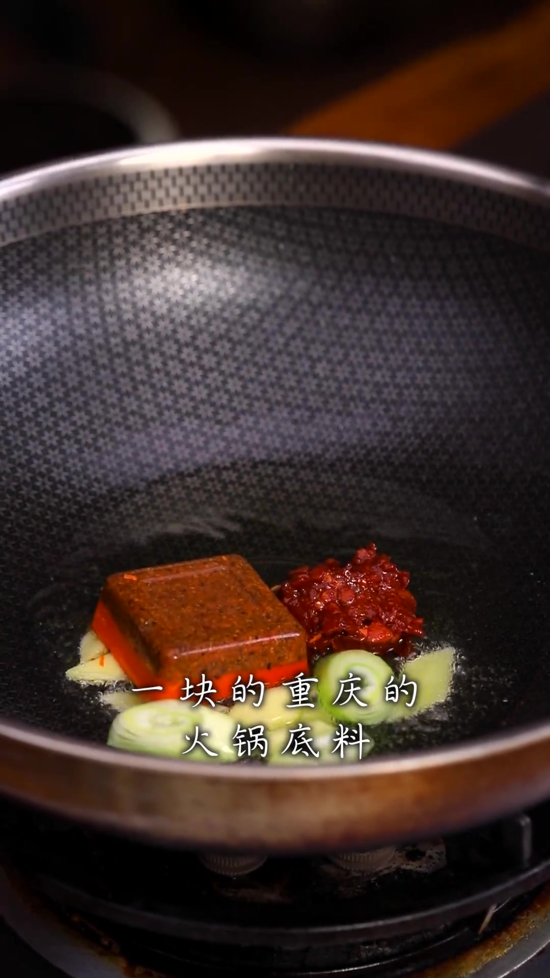 来试试强子的私房菜,砂锅肥肠炖豆腐,越炖越香,香味四溢,一看就会!