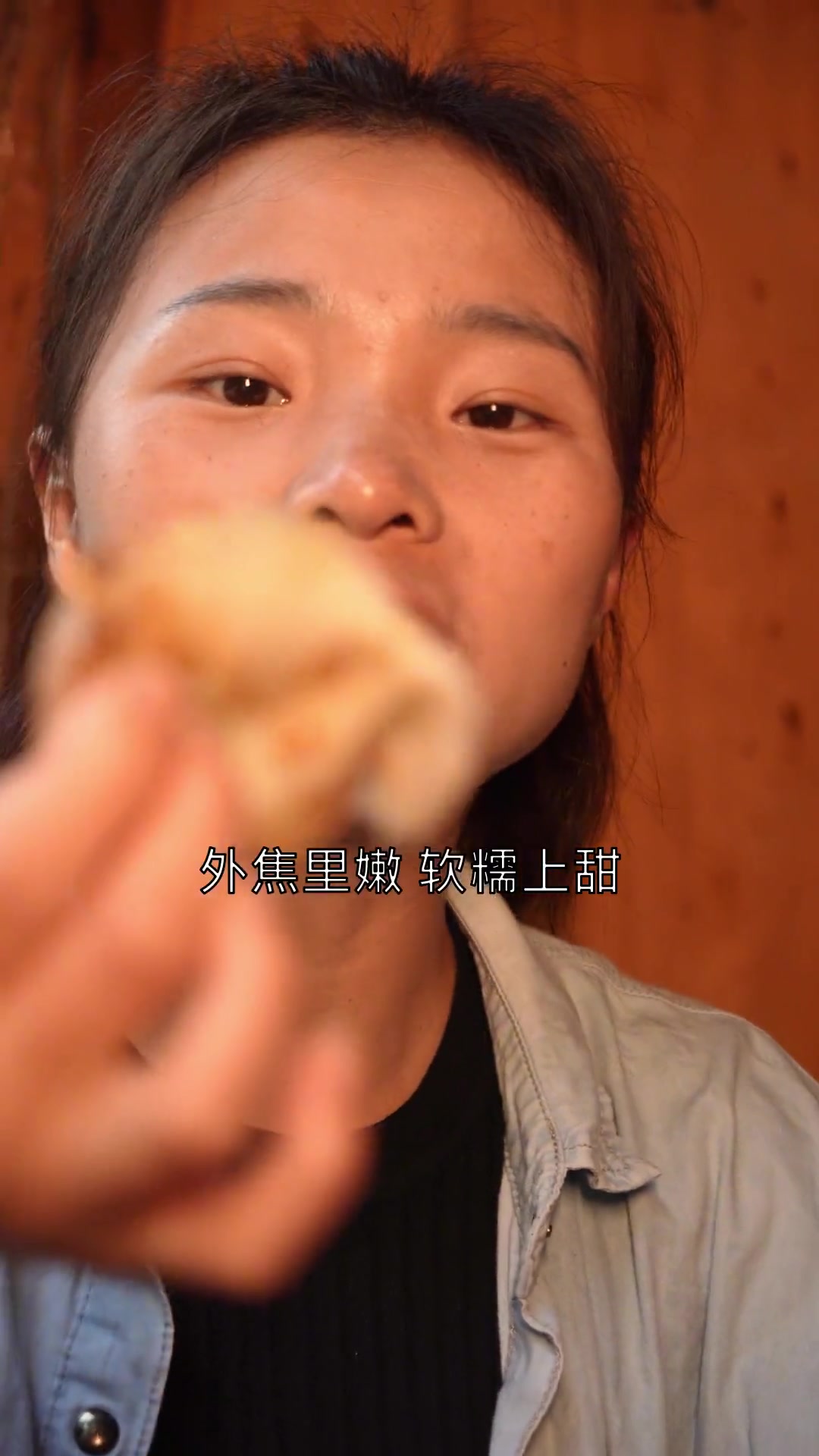 油煎糍粑真的太好吃了,外面金黄酥脆,里面柔软糯香拉丝!