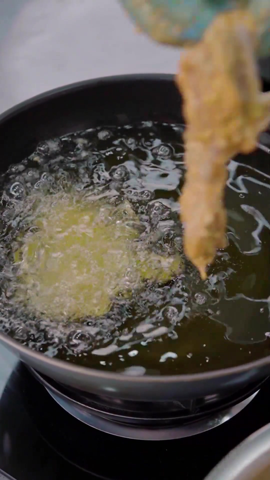 传统广东名菜椒盐鸭下巴,香蒜浓外皮酥,大排档常见超火