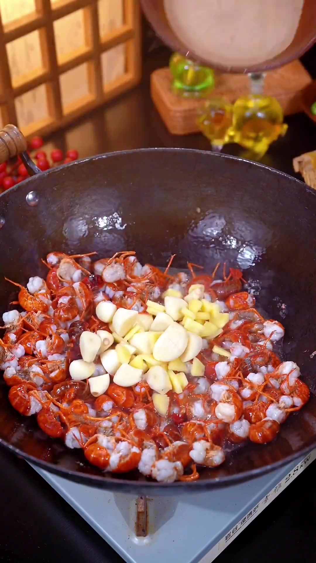 麻辣虾球,好吃到舔手指,全家夸你是大厨