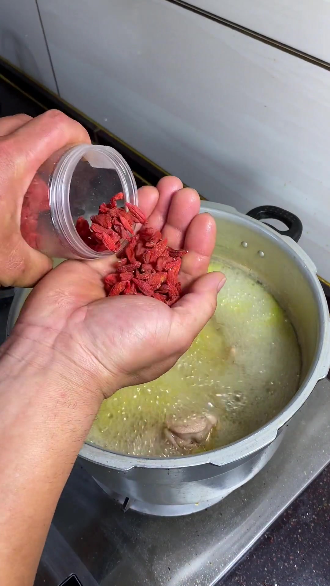 切炖鸡教程!这些部位处理好,炖出的鸡超香!