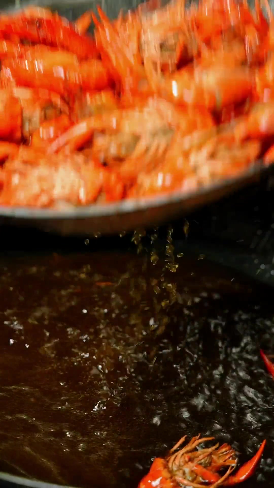夏天到了吃小龙虾的季节,来道麻辣鲜香的,配夜啤酒绝了!