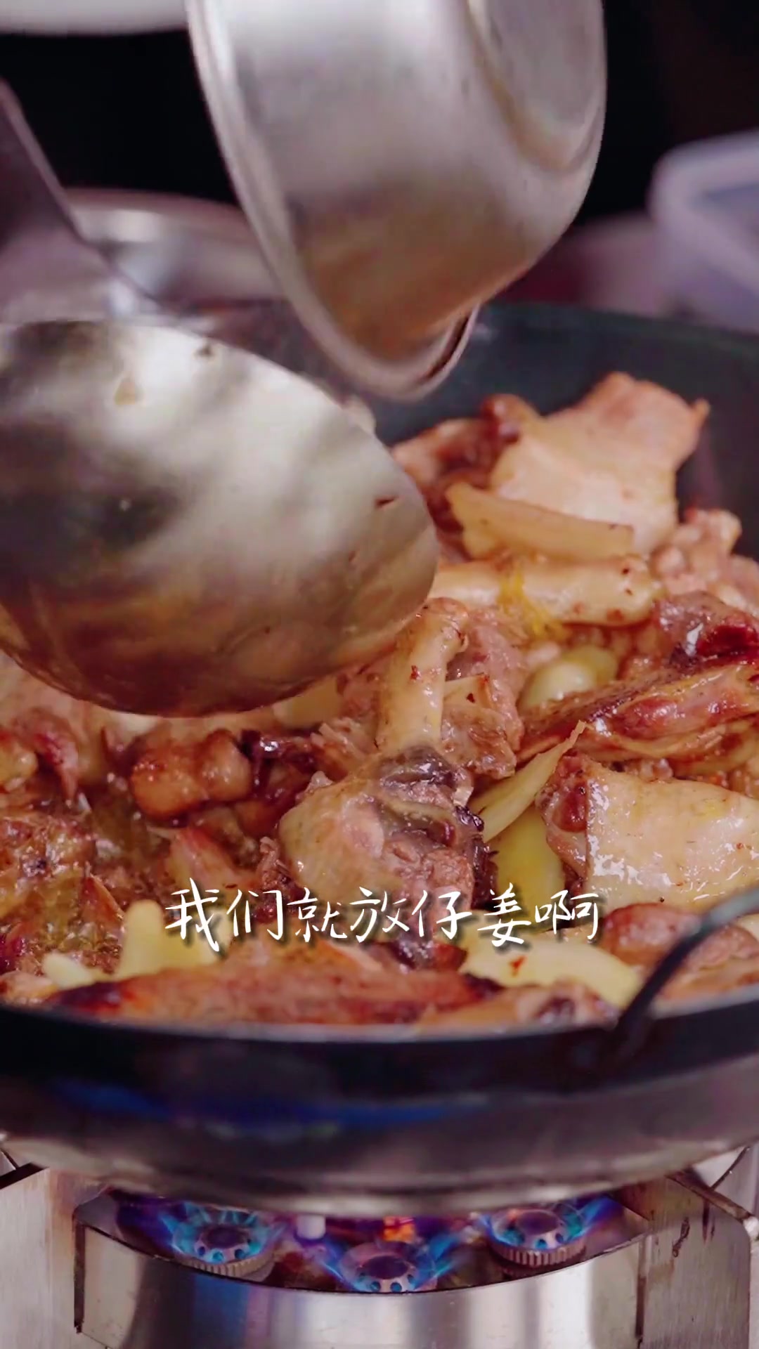 怀化炒鸭家常做法:本地麻鸭搭五花肉等煸炒超香
