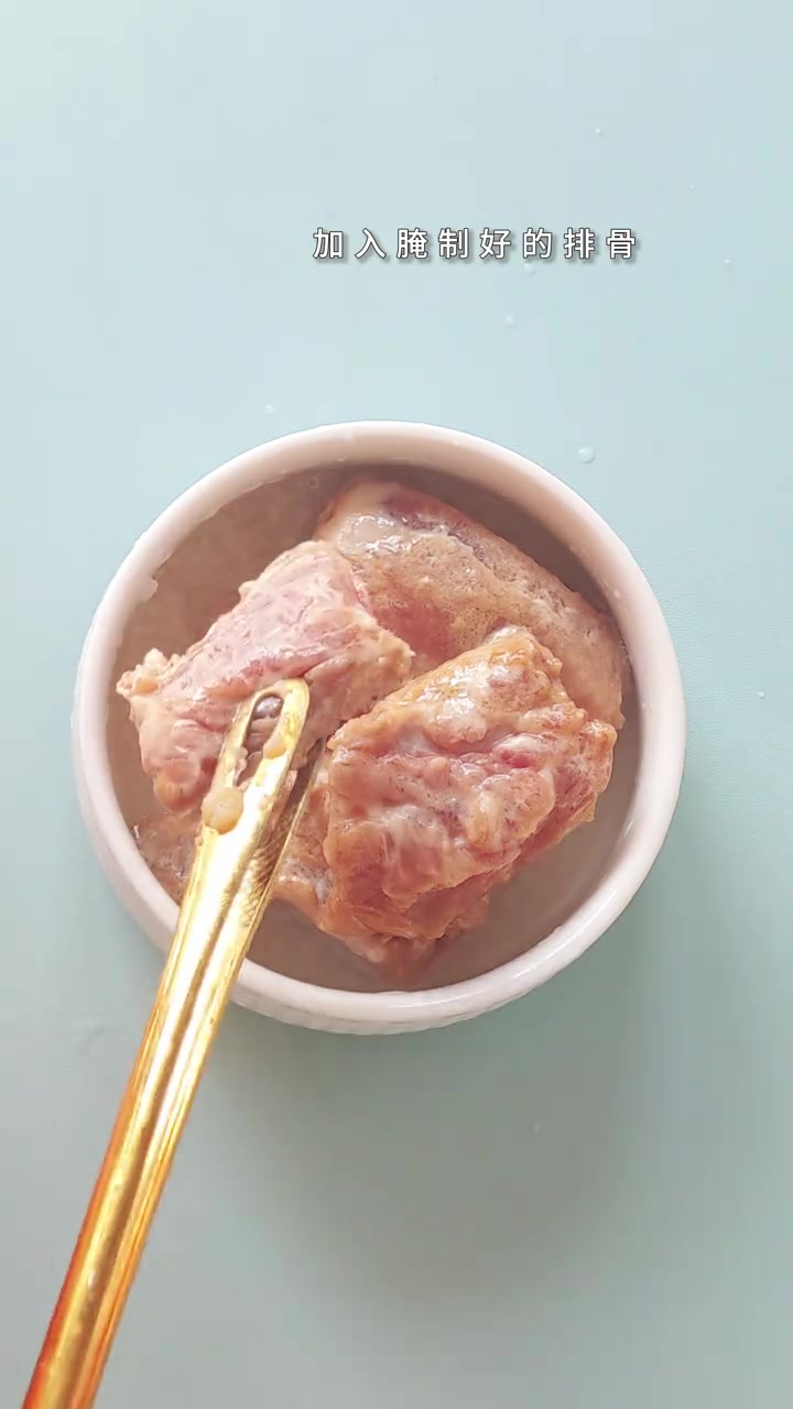 一岁宝宝辅食——米饭蒸排骨,简简单单的蒸菜来啦,米饭跟排骨一锅出啦。米饭吸满汤汁,排骨软烂