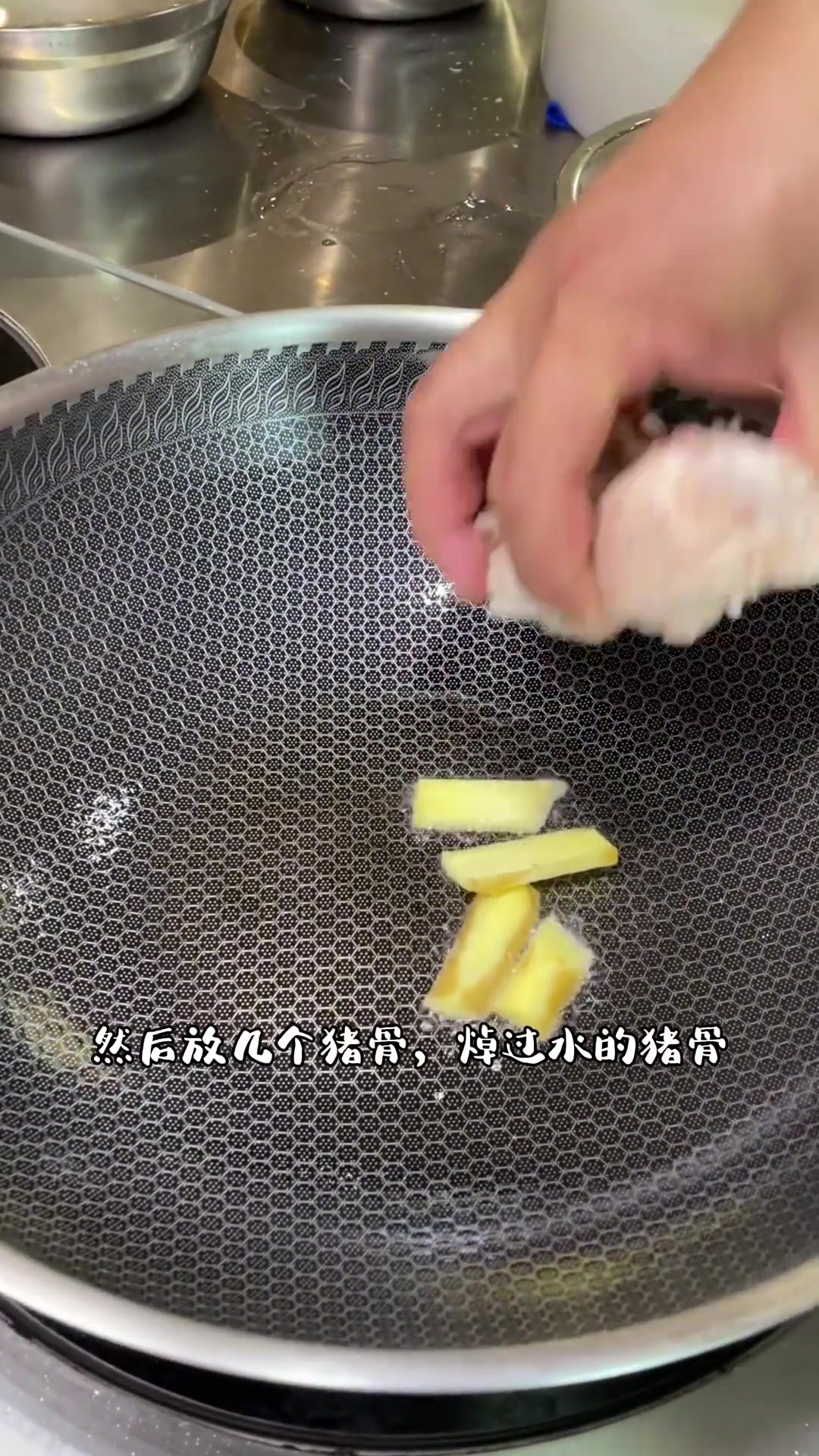 可艾特一人做这汤,巨好喝,奶白汤汁超有食欲