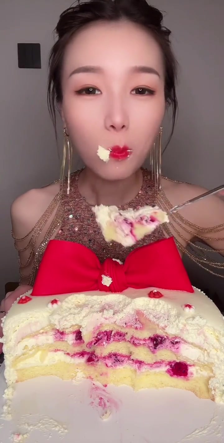 吃个自己的订婚大蛋糕