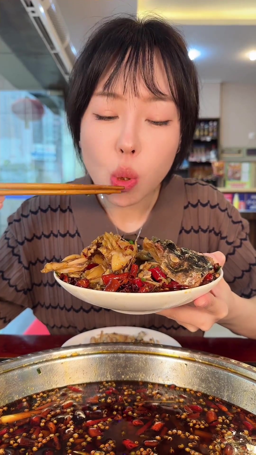 爆辣重庆美蛙鱼头来咯,瞧这一锅满是花椒辣椒,超好吃!