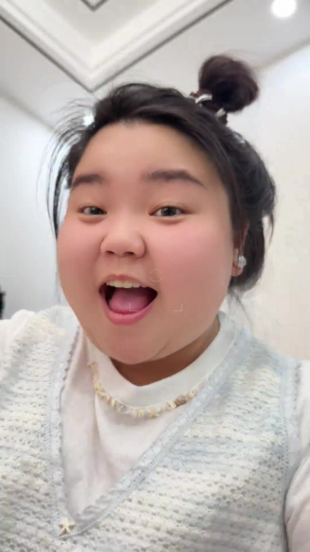 年糕变成了小蜜蜂,给妈妈画画的欢乐时刻
