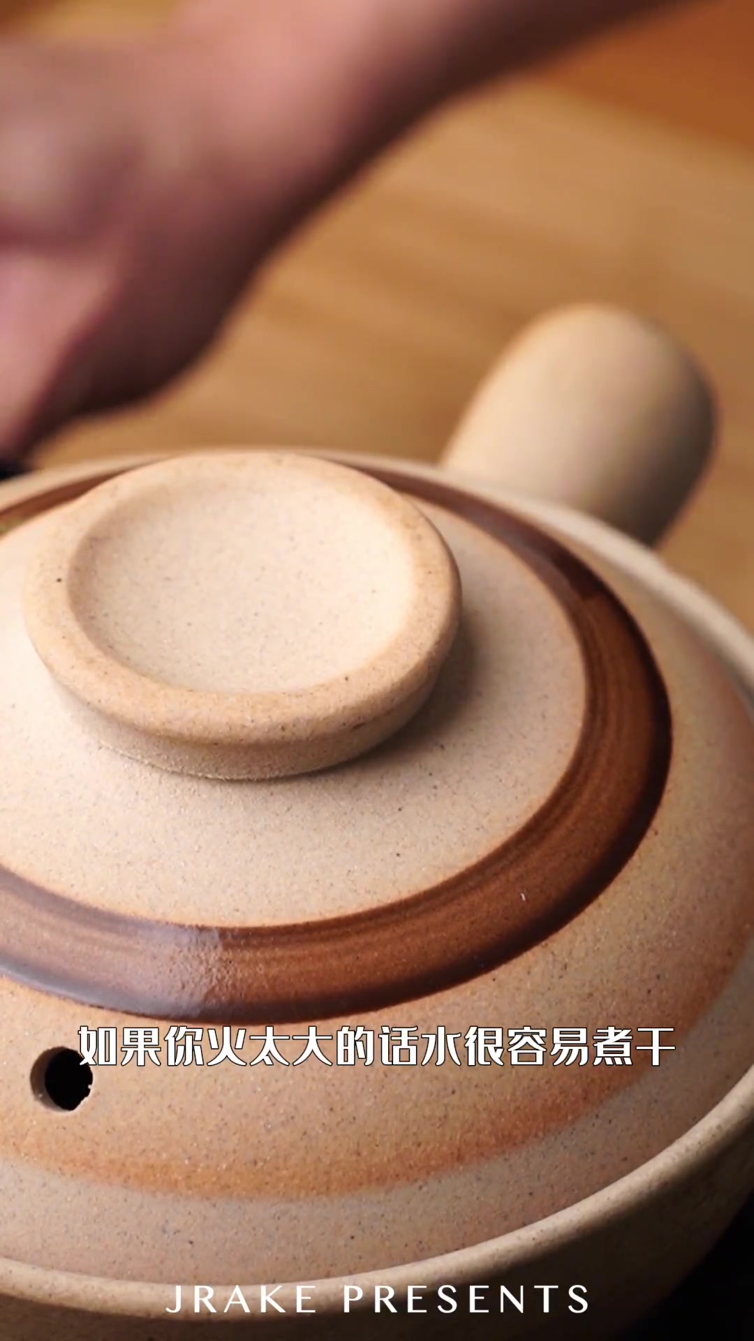 巨简单,减脂又饱腹,味道还好|西红柿酸菜豆腐汤西红柿、酸菜一起在锅中小火放着煎约5分钟,增