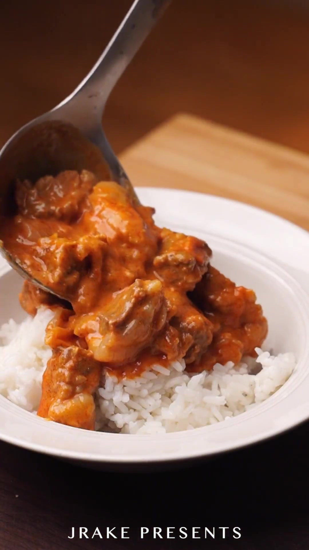 作法简单、好吃到飞起、软烂入味|咖哩牛腩饭|Jrake|牛腩过水取出洗干净备用底油炒香大蒜