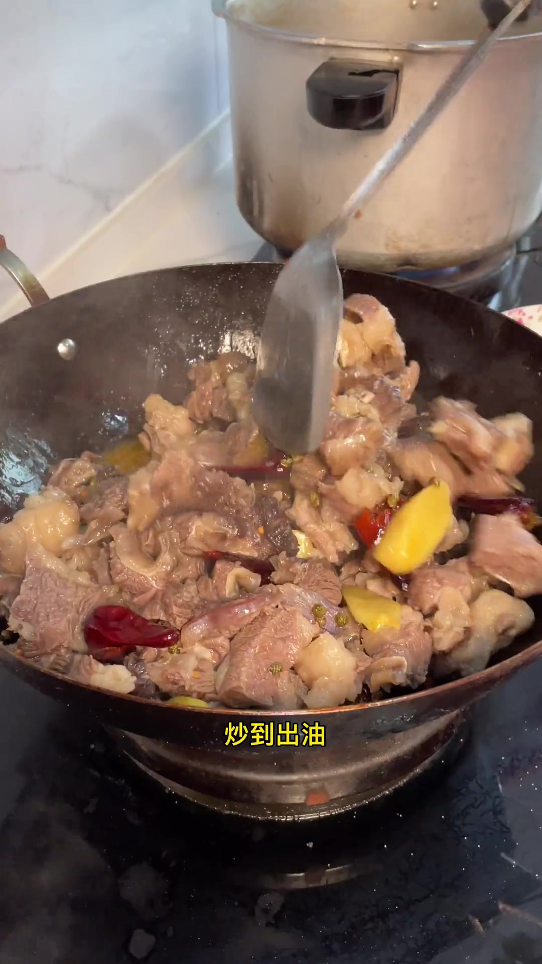 这样做,收了汤汁装盘上桌,也可留汤煮火锅