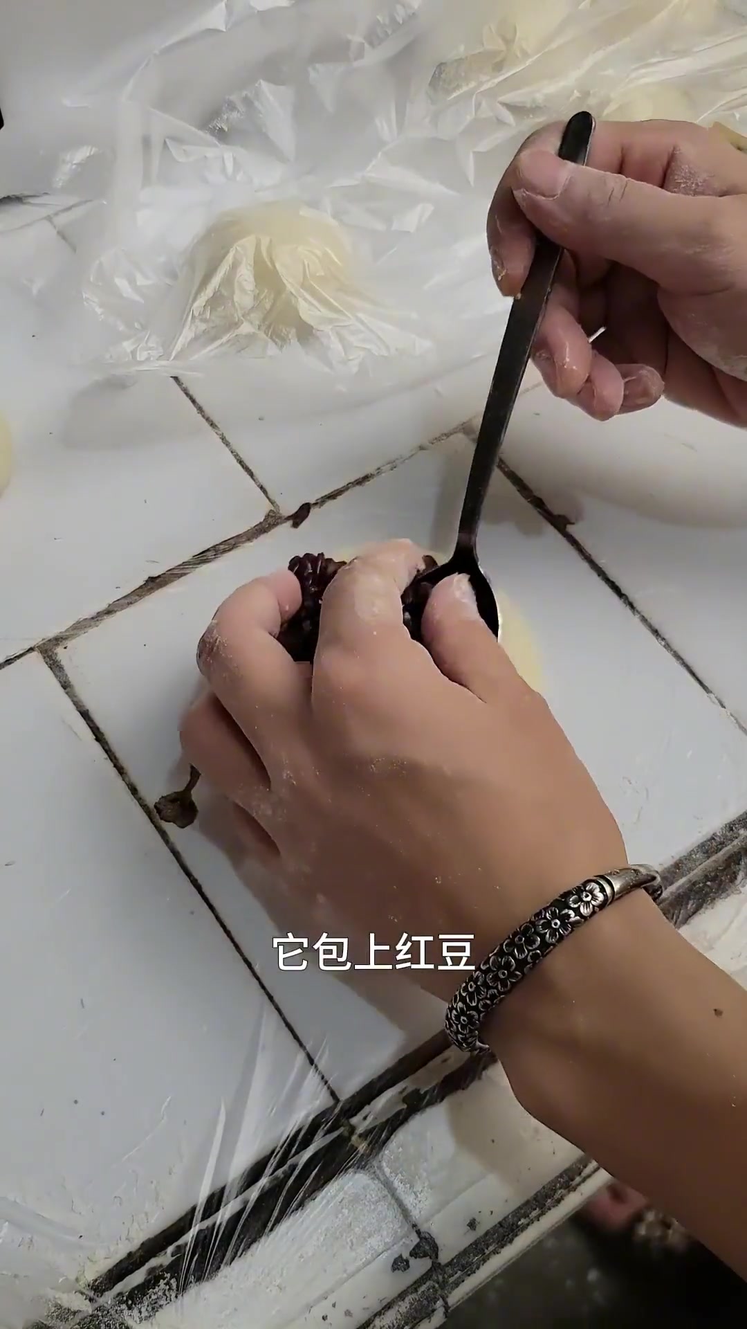 不用揉面，只要一个平底锅就能做出会爆浆的面包，小伙伴们快试试！