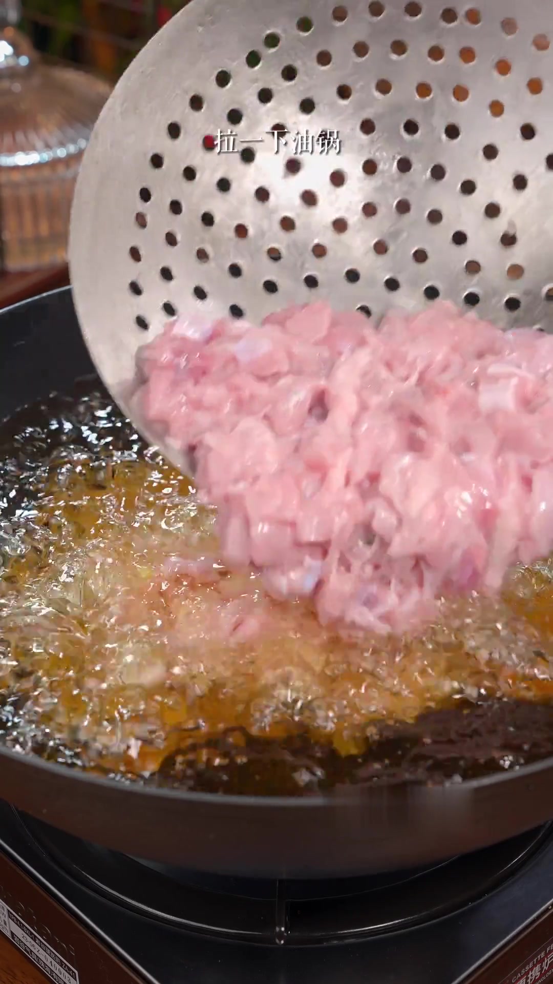 川菜当中最具特色的就是自贡盐帮菜,盐帮菜当中的招牌就是这道仔姜鲜锅兔,鲜辣爽口,嫩滑不腥,