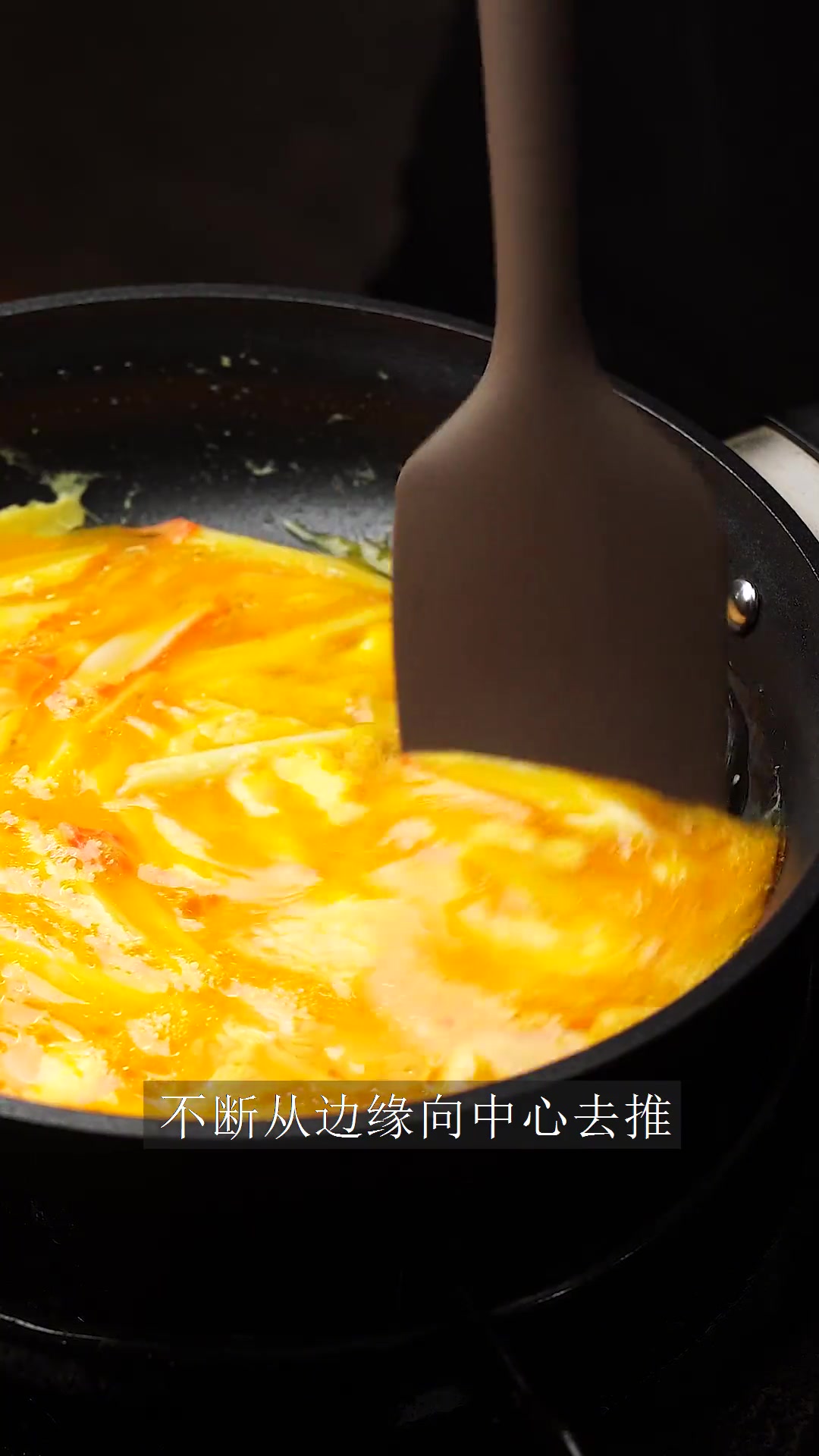 鸡蛋滑嫩浇汁浓郁,10分钟搞定的拌饭神器!食材:无菌蛋3颗,蟹肉棒2根。浇汁:2勺生抽、1