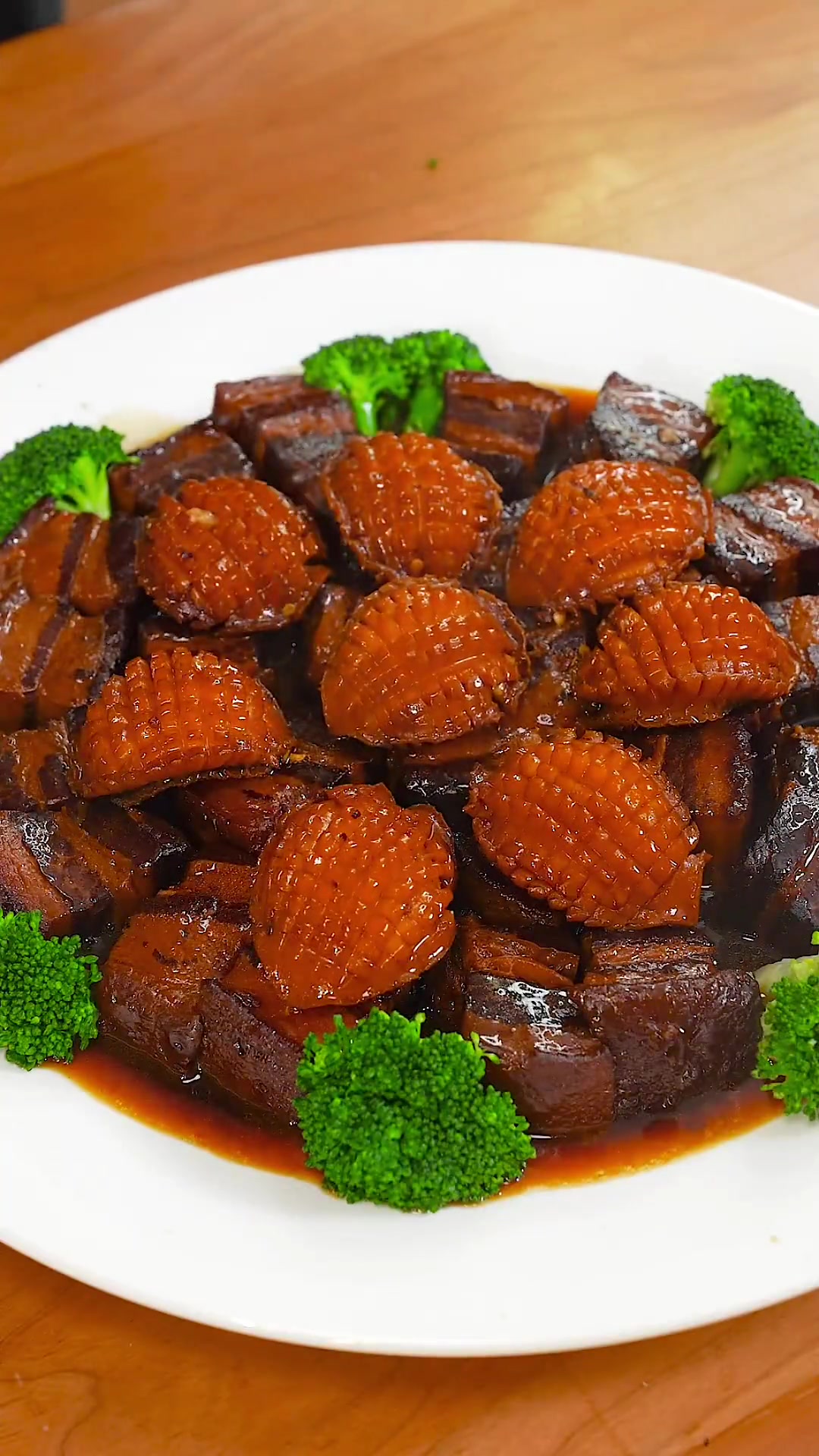 晚上到家做了个超好吃的煲仔饭,搭配鲍鱼红烧肉真的太过瘾啦!