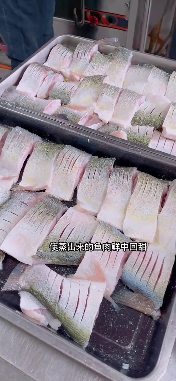 泡椒蒸鱼是开胃下饭菜！洗净腌制铺泡椒蒸，保留鱼本味带辣