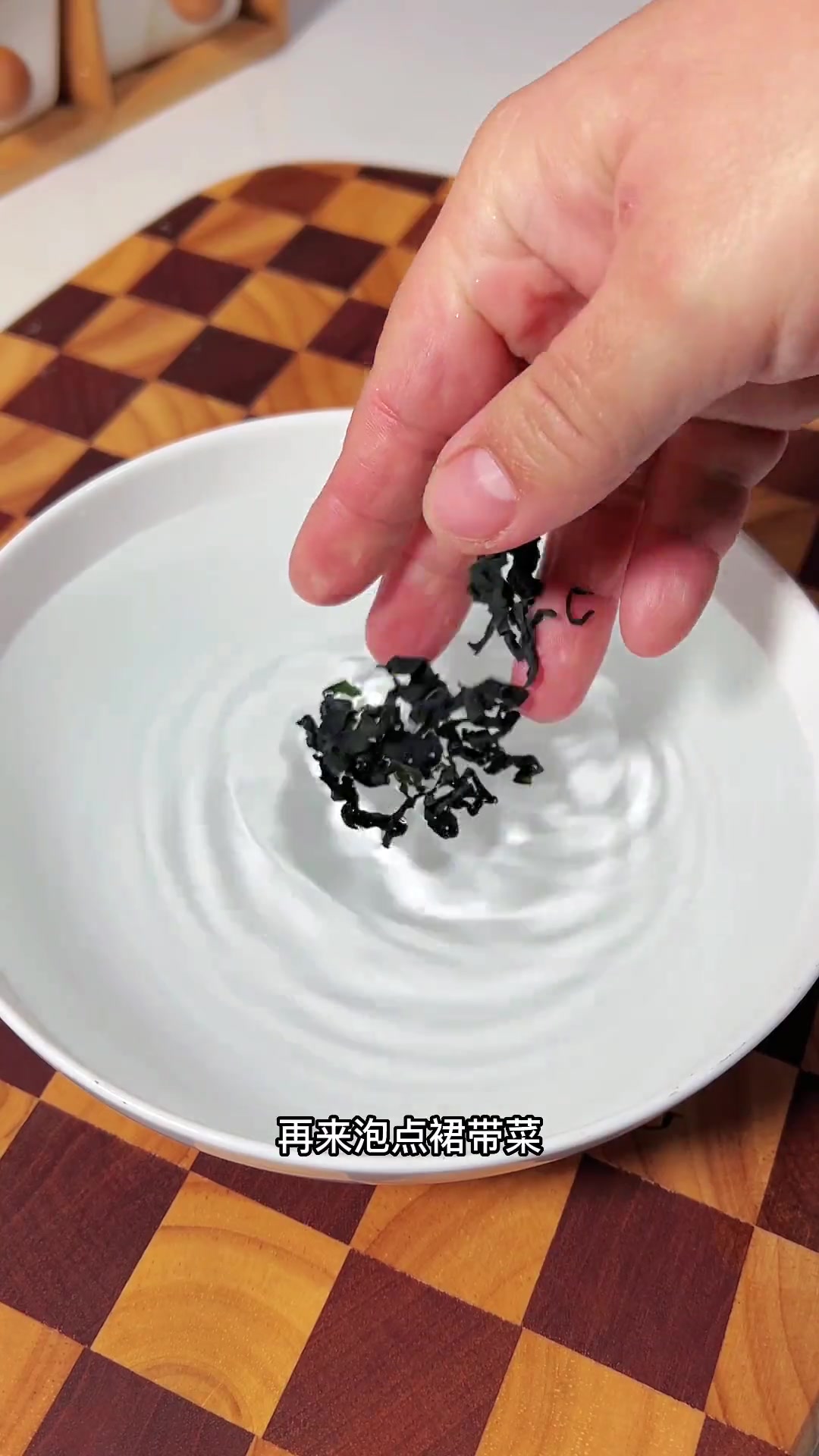 春天孩子的个头长的快,多给孩子煮裙带菜鲫鱼汤,汤鲜味美,营养丰富