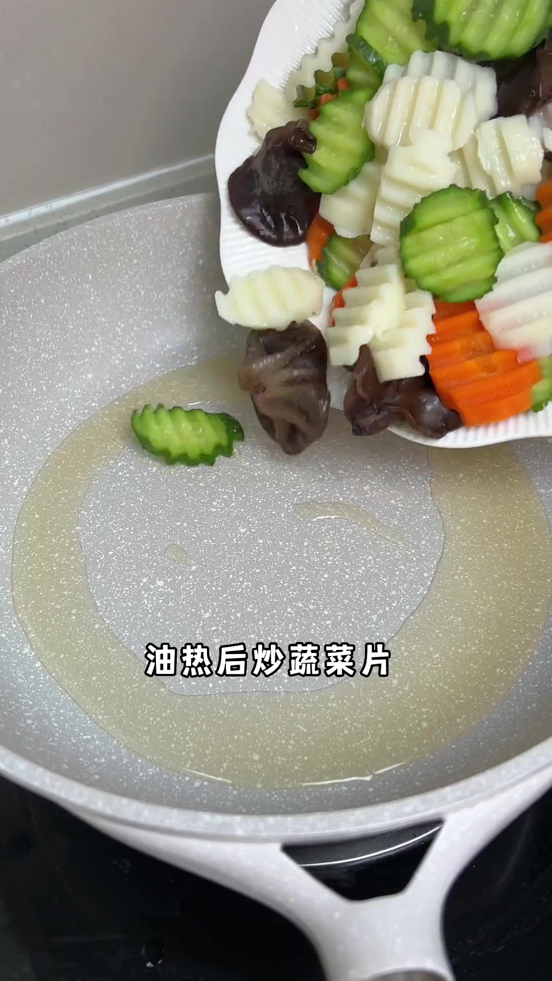 鱼肉吃腻了,试试这个山药炒时蔬,清脆爽口不油腻,大人孩子都爱吃!