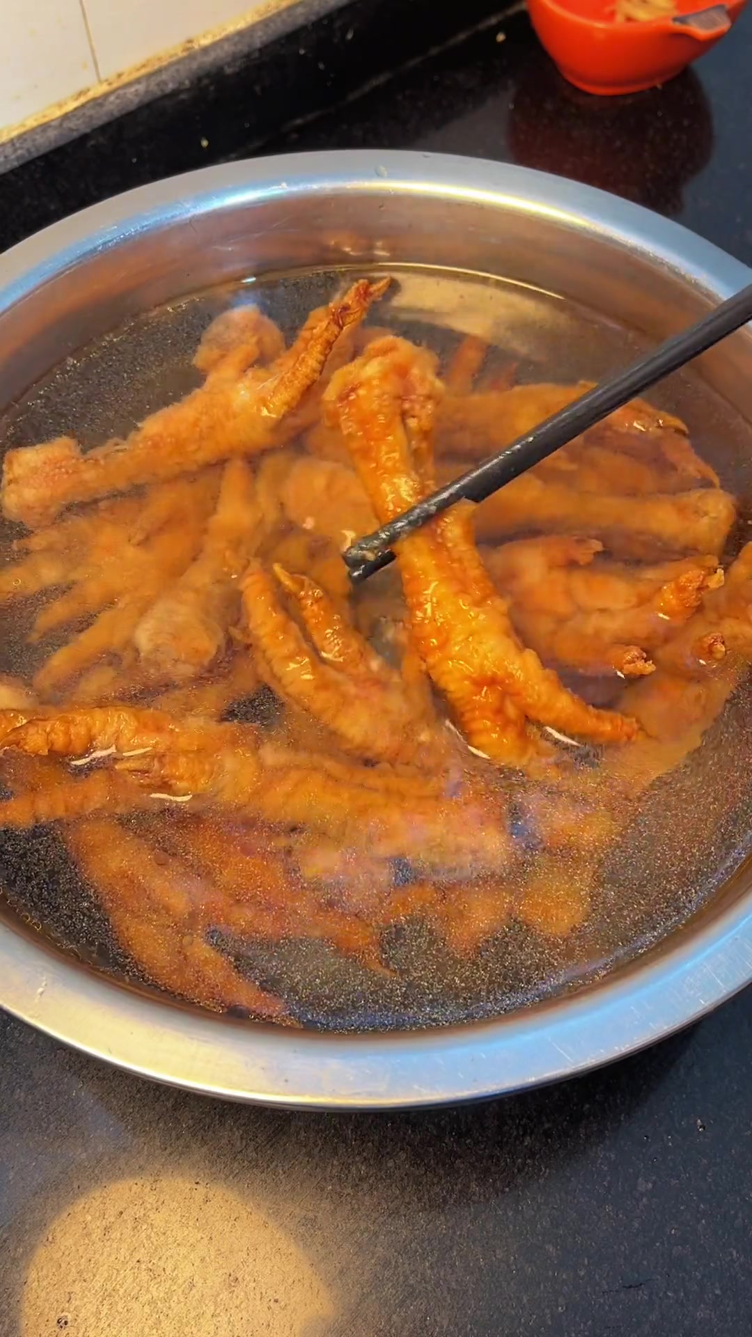 今天做了我和老公都超爱的麻辣虎皮鸡爪,软烂脱骨又麻又辣,老公说可以直接去摆摊了,方法很简单