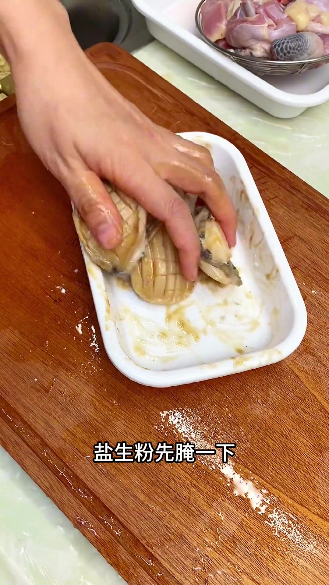广东人的家常便饭,鲍鱼焖鸡鲜香嫩滑,还有吸满茄汁的腐乳真的好下饭呀