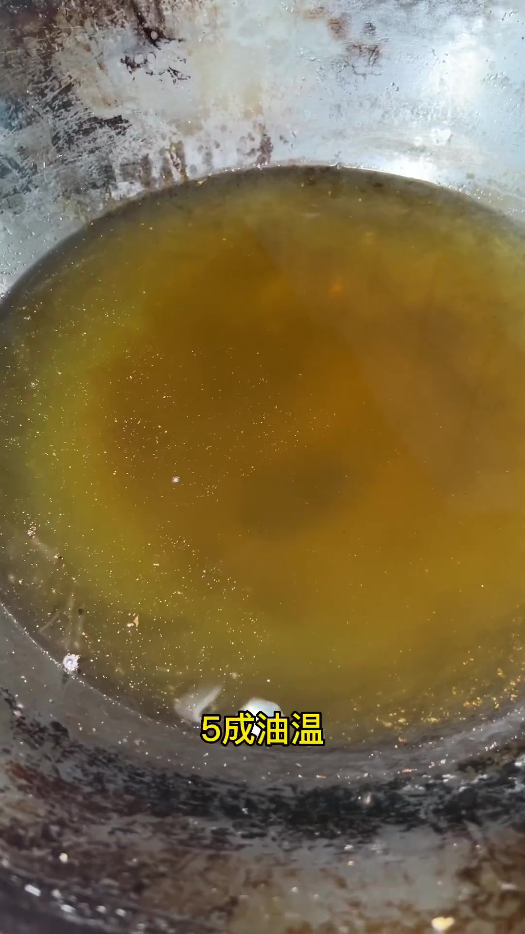 今天用咱们当地特别好吃的绿豆皮配白菜给大家炒个家常菜,不知道朋友们有没有吃过