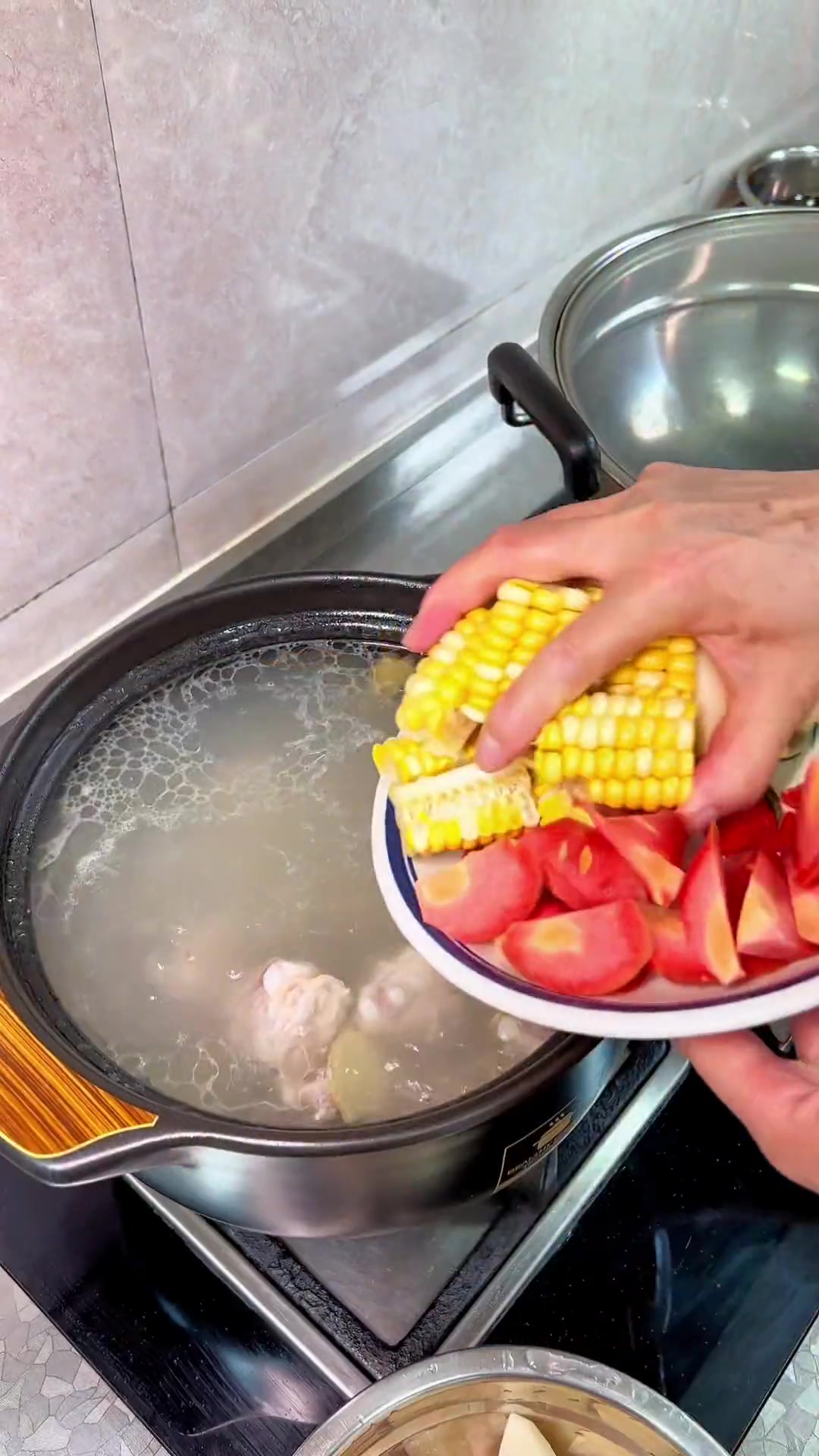 这个清淡的排骨汤,营养丰富又简单,适合全家人