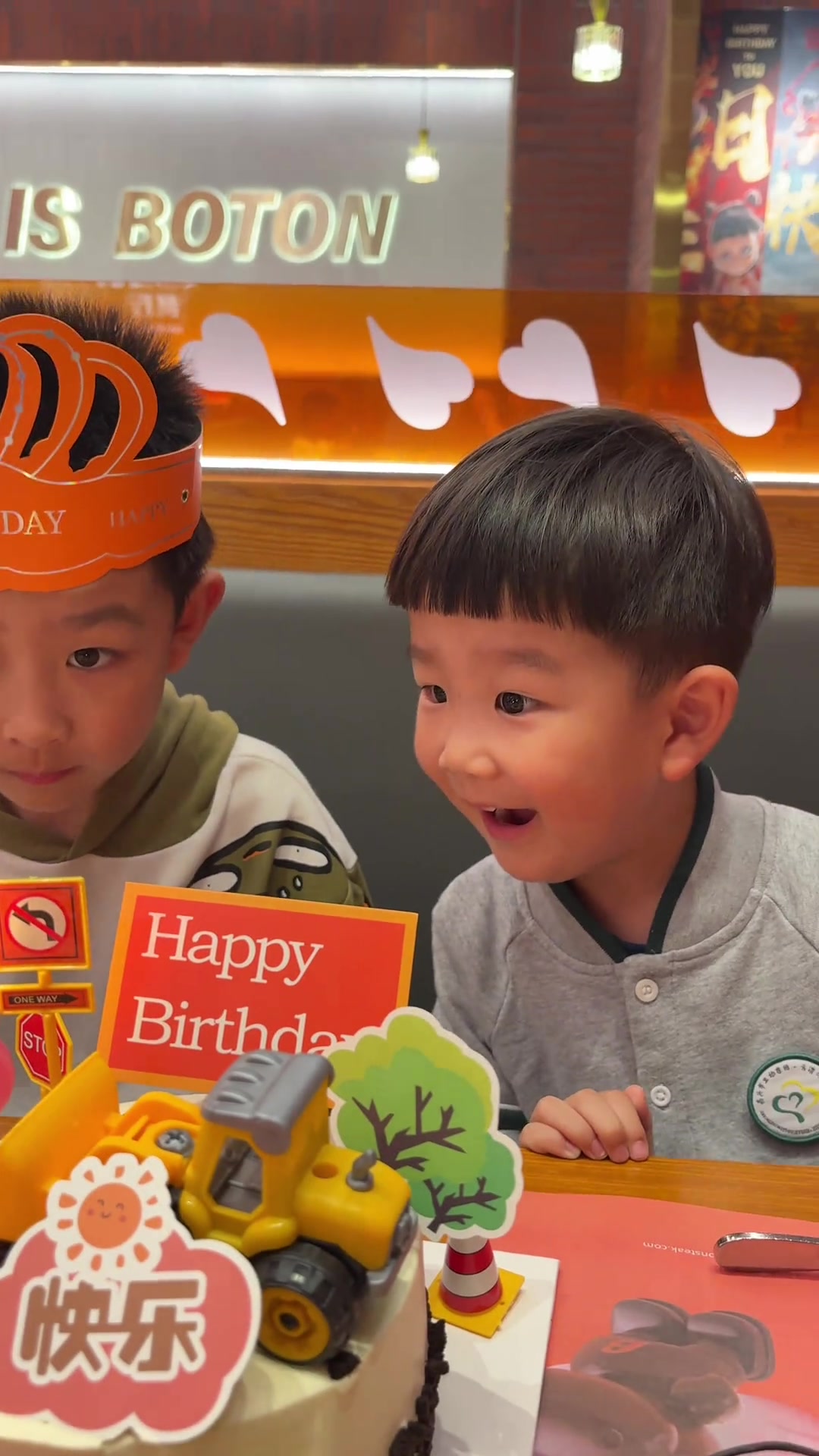 祝哥哥生日快乐,我们一起分享蛋糕的甜蜜时光