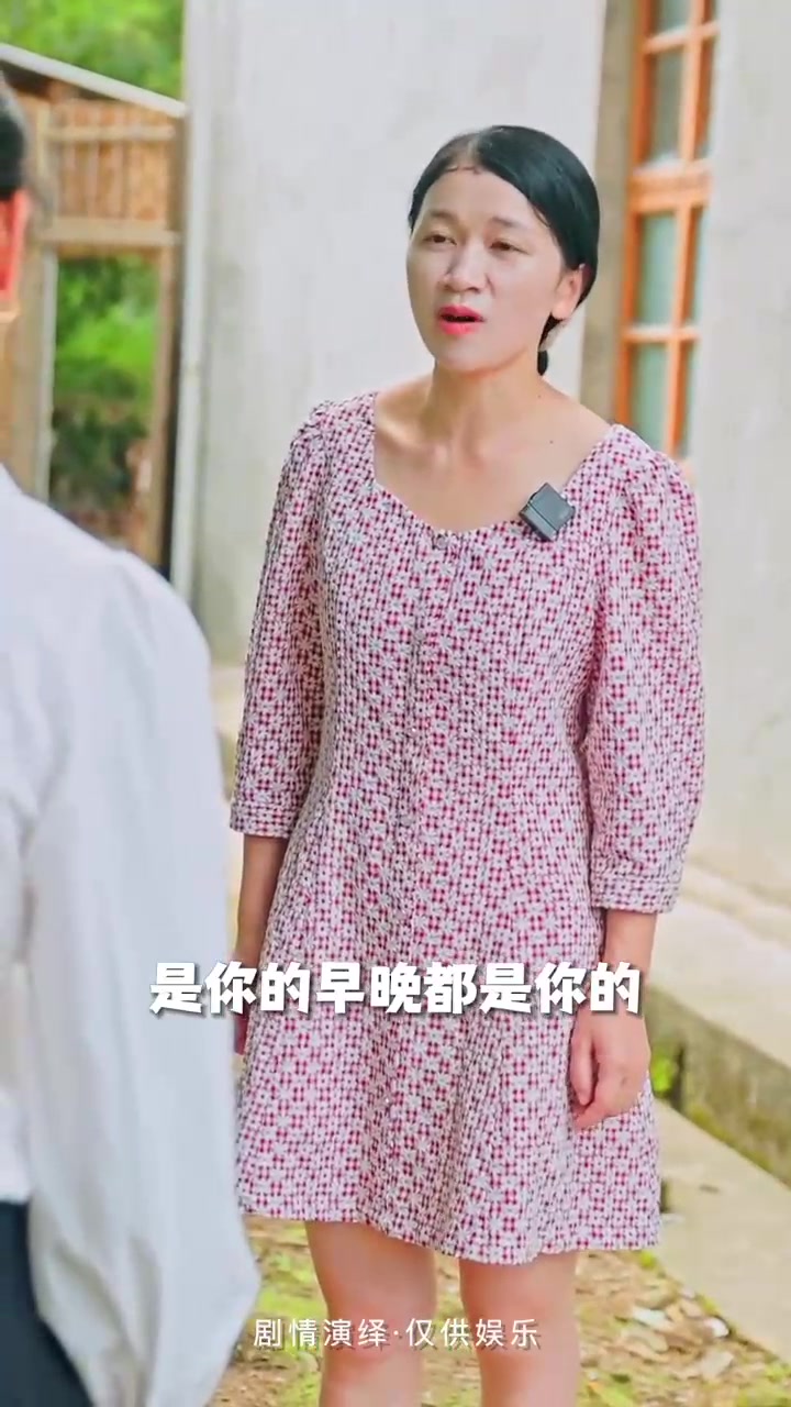 今天三姨的鸡飞进我家鸡圈，三姨却说老母鸡才是她的……今天给婆婆做了红菇炖猪脚