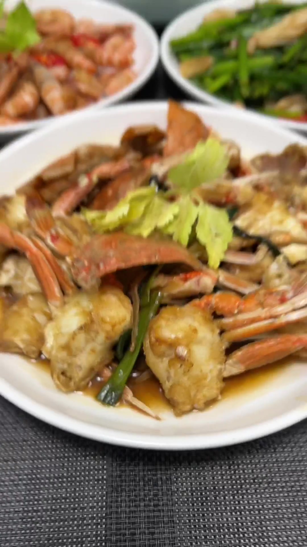 今日吃姜葱炒蟹,干焖虾,鱿鱼炒韭菜,玉米瘦肉汤,食材都是老家寄上来的,配菜花费了16